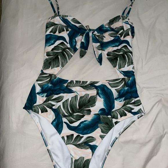 Hollister floral one piece - Picture 2 of 10
